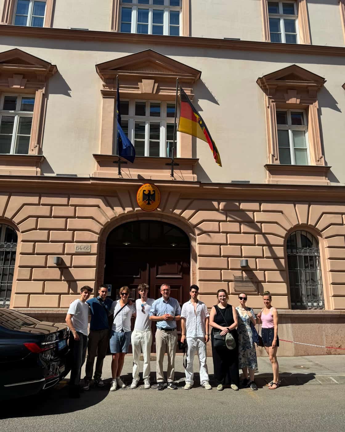 JU Leipzig in Budapest, vor der Deutschen Botschaft