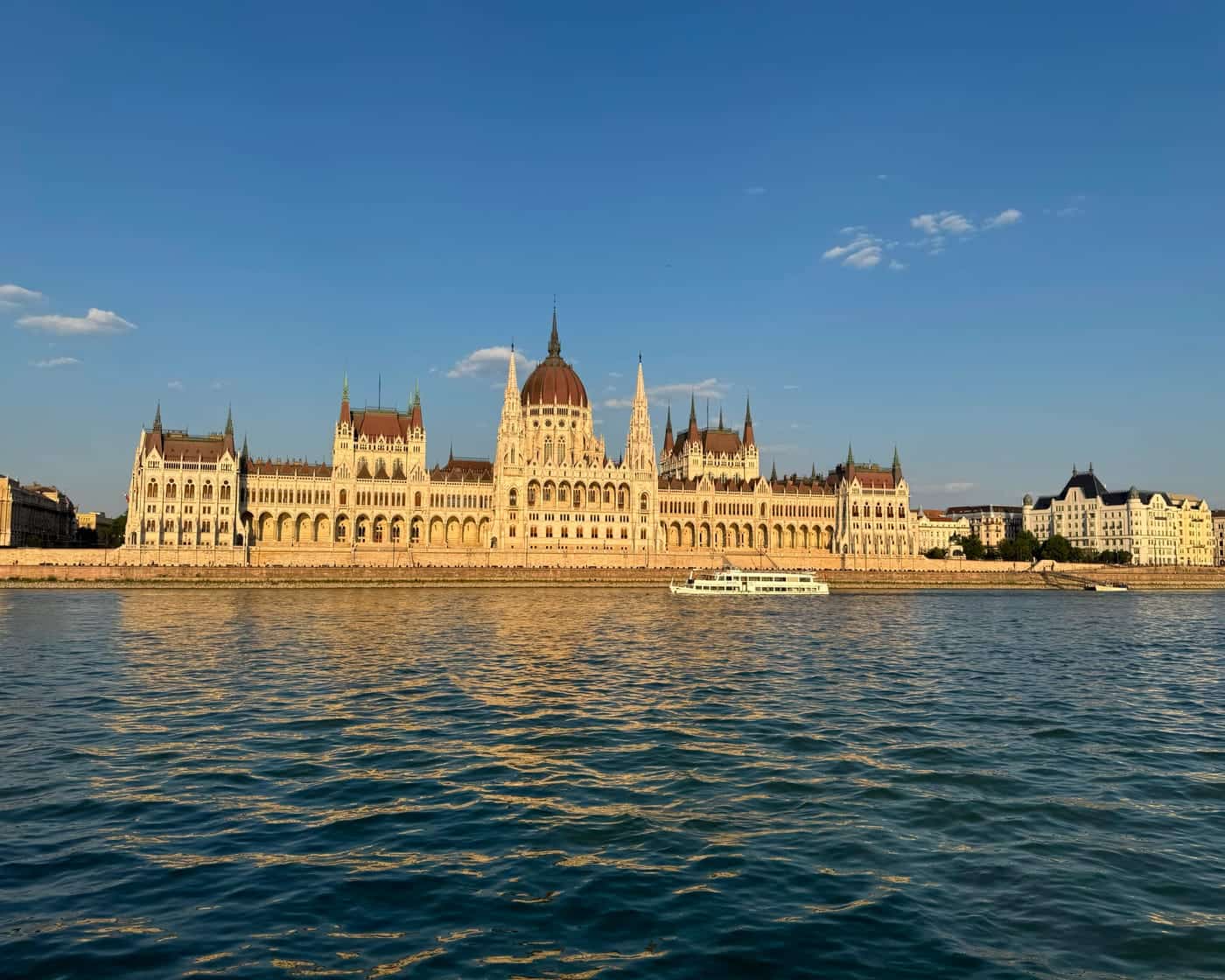 JU Leipzig in Budapest, das Parlament von der Donau