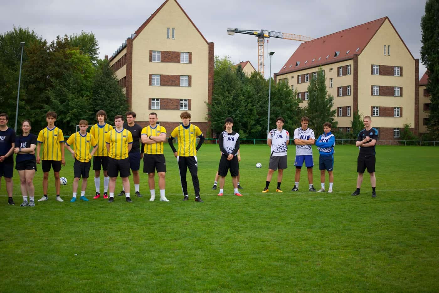 Die Mannschaften stehen in einer Reihe auf dem Platz