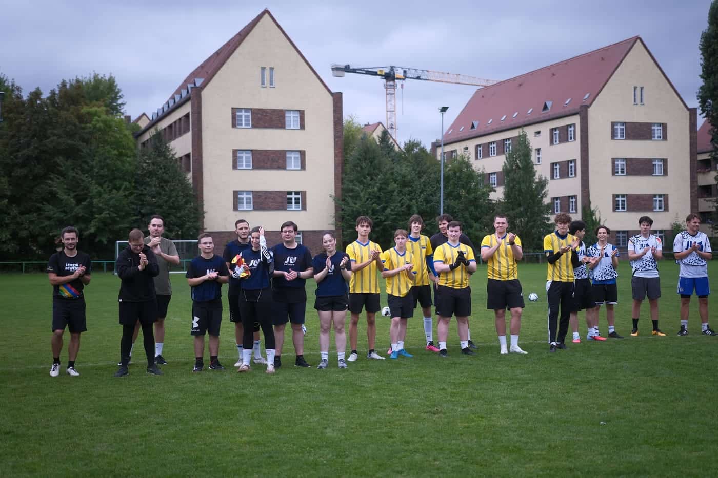 Die Mannschaften stehen nebeneinander auf dem Platz