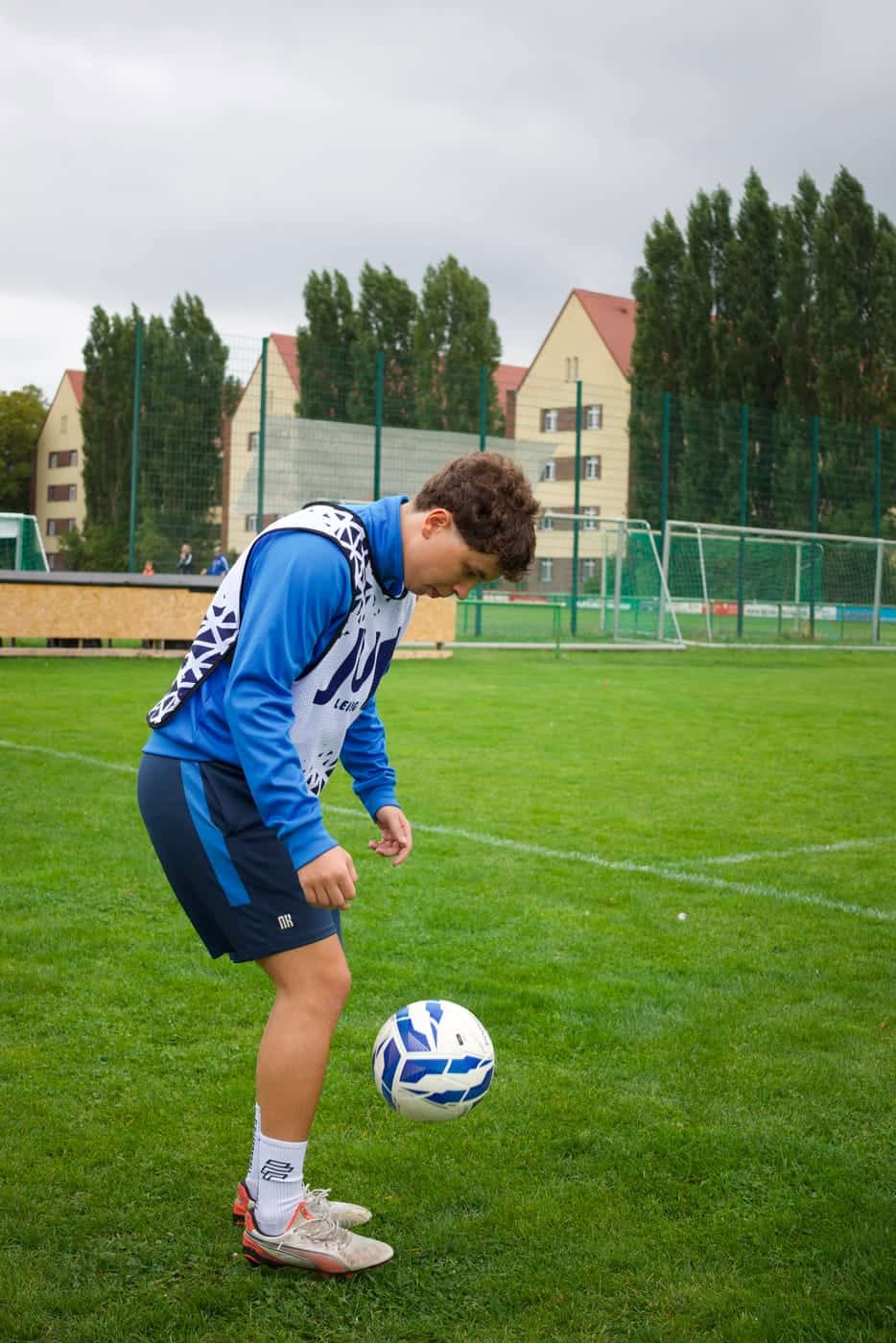 Spieler stoppt den Ball