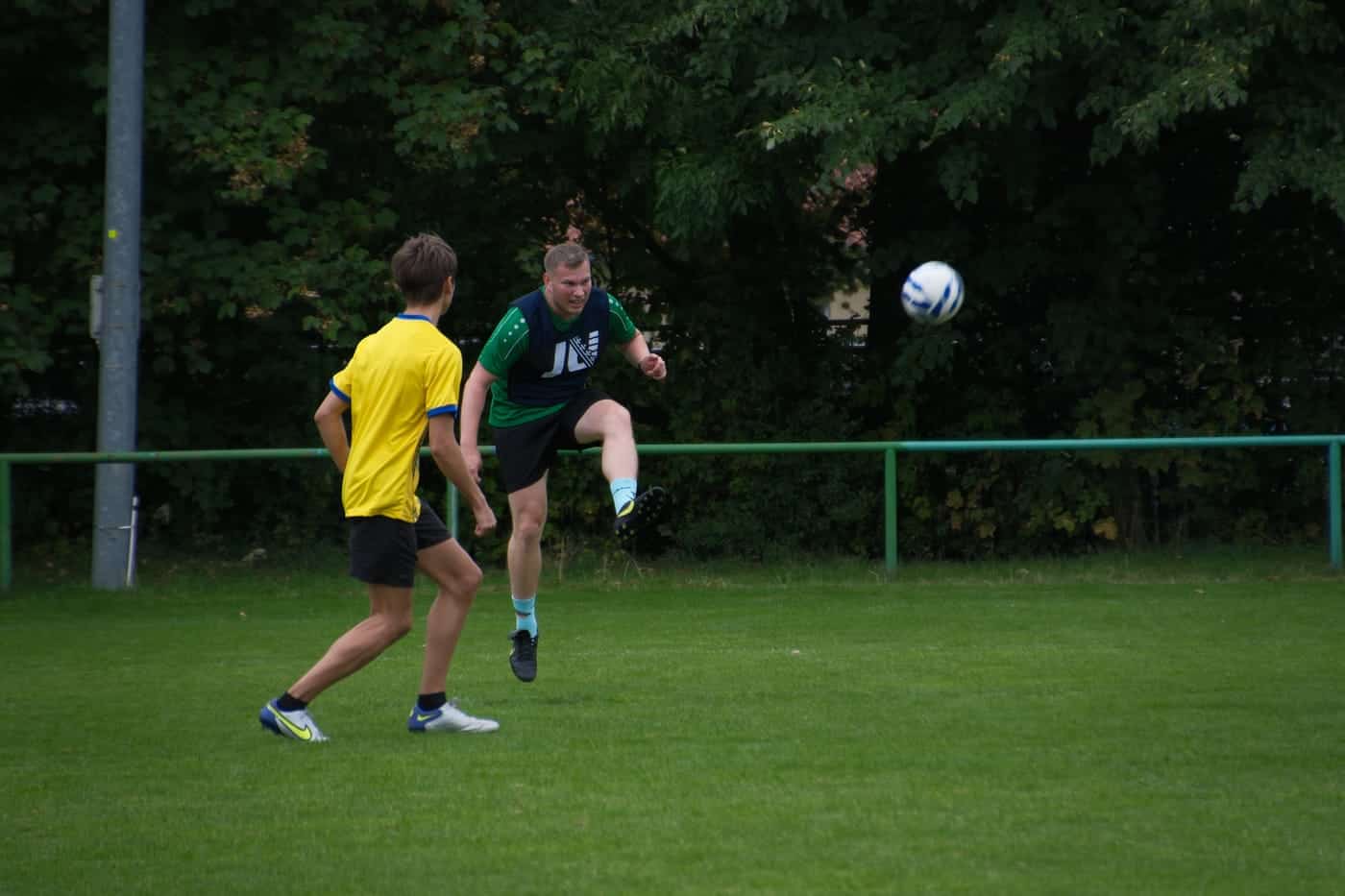 Der Ball fliegt über zwei Spieler hinweg