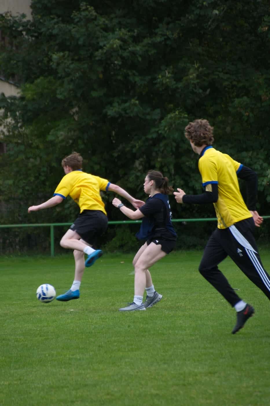Zwei Spieler kämpfen um den Ball