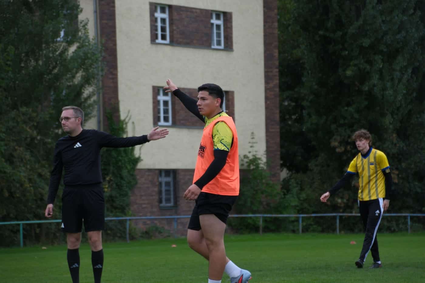 Der Schiedsrichter zeigt eine Entscheidung an