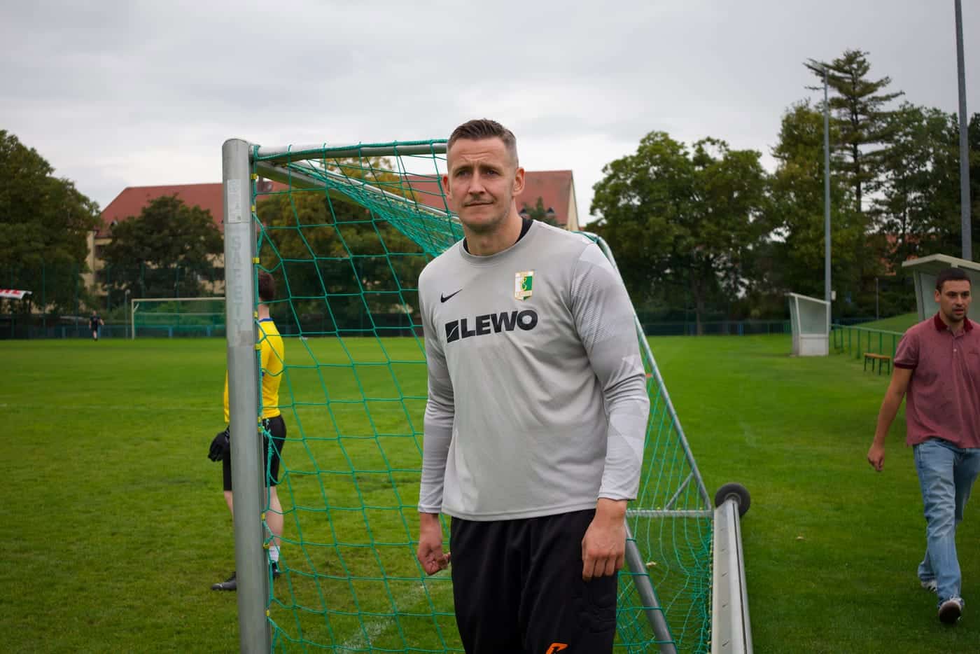 Torwart im Tor, dahinter das Spielfeld