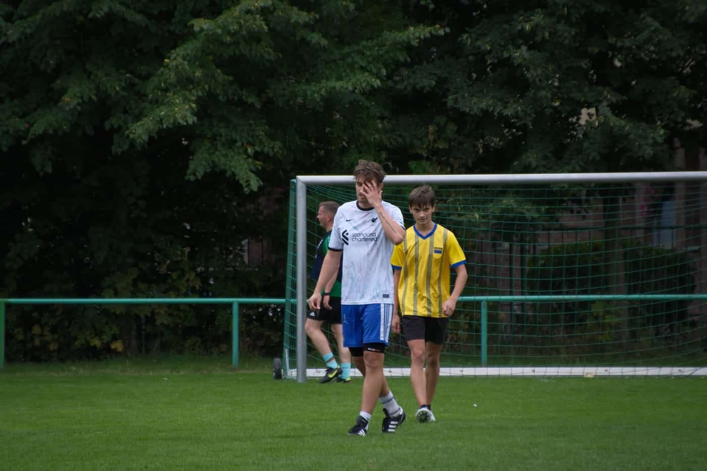 Zwei Spieler warten im Tor