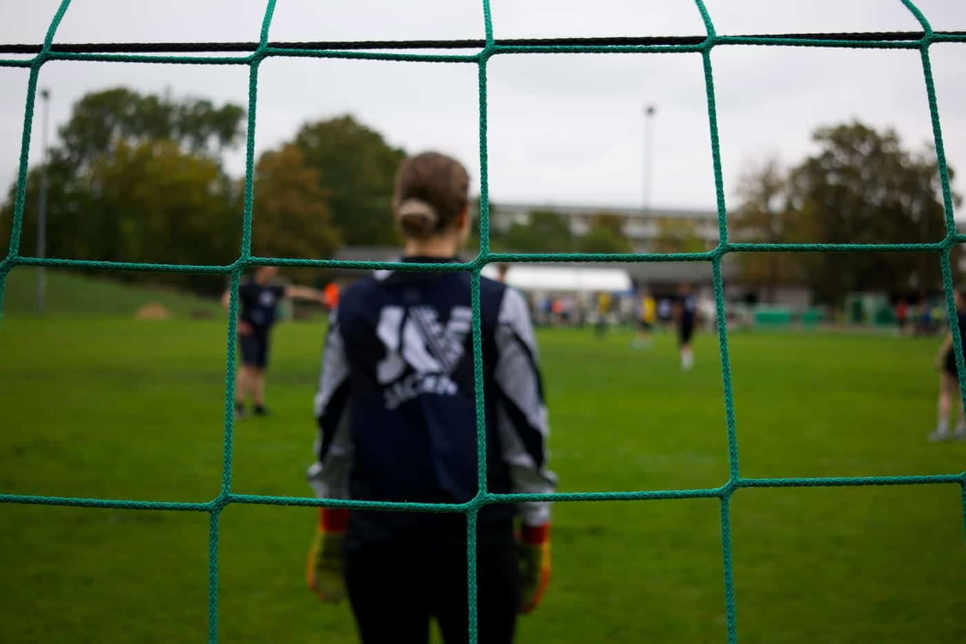 Blick durch das Tornetz auf einen Spieler