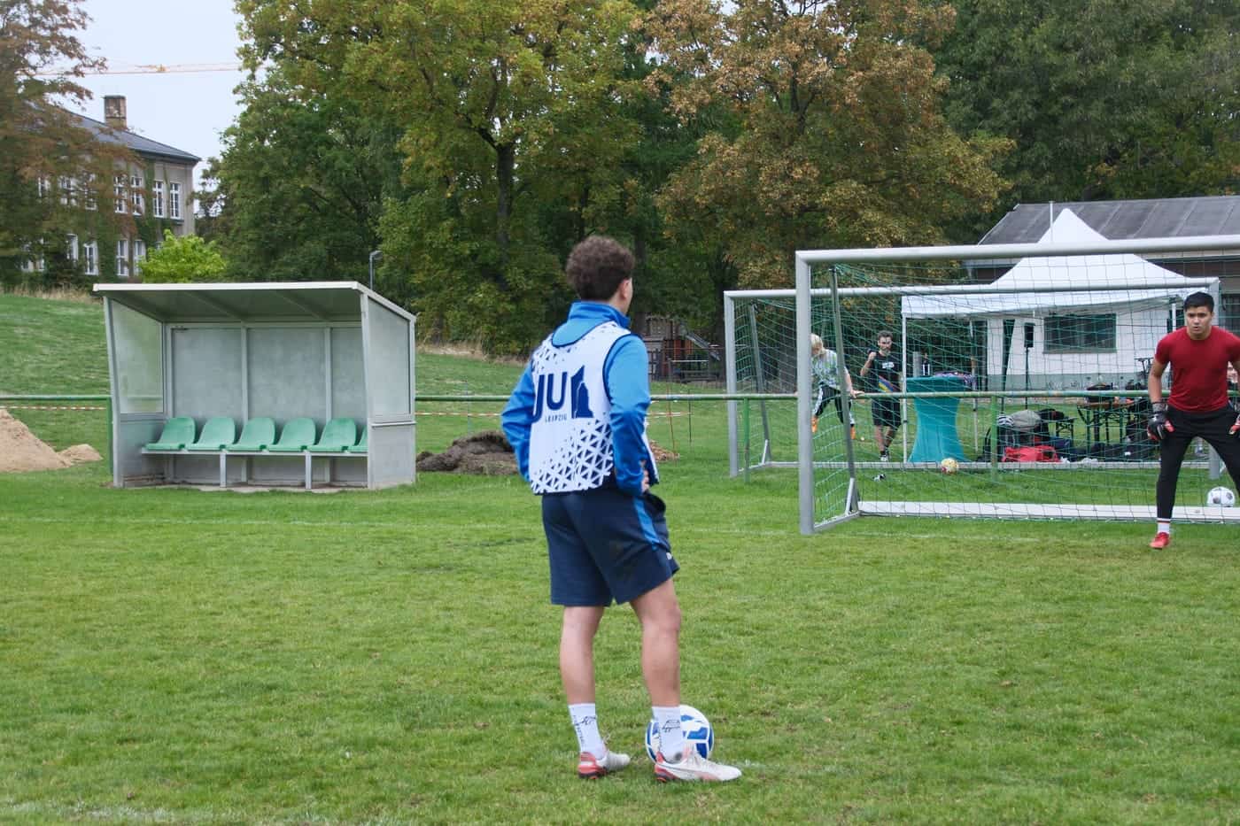 Spieler mit Ball, dahinter das Tor