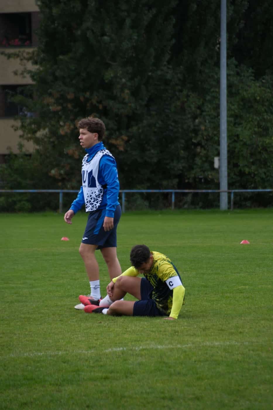 Ein Spieler hilft einem anderen wieder auf die Beine