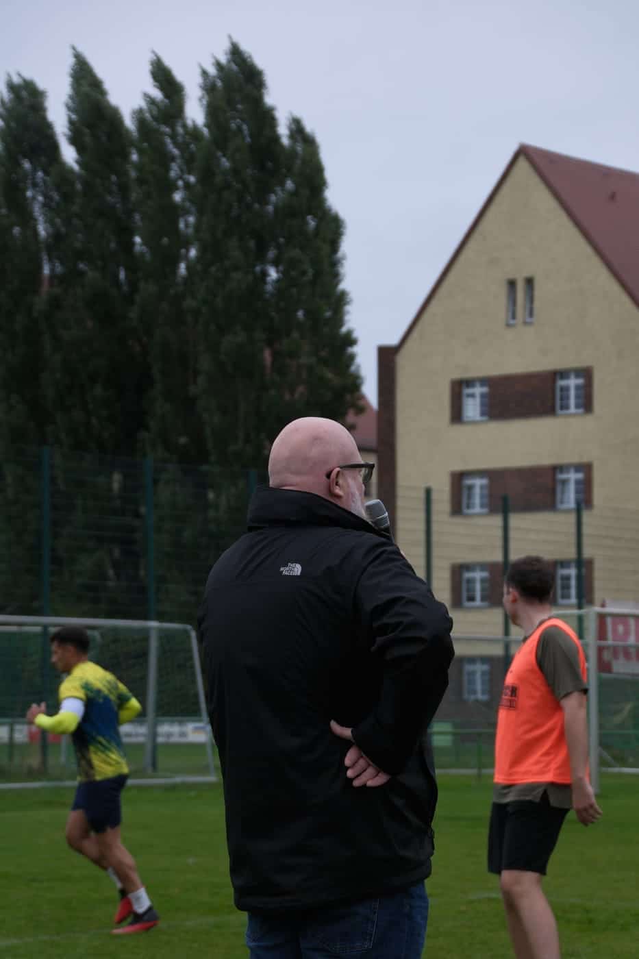 Blick von der Seitenlinie auf das Spiel