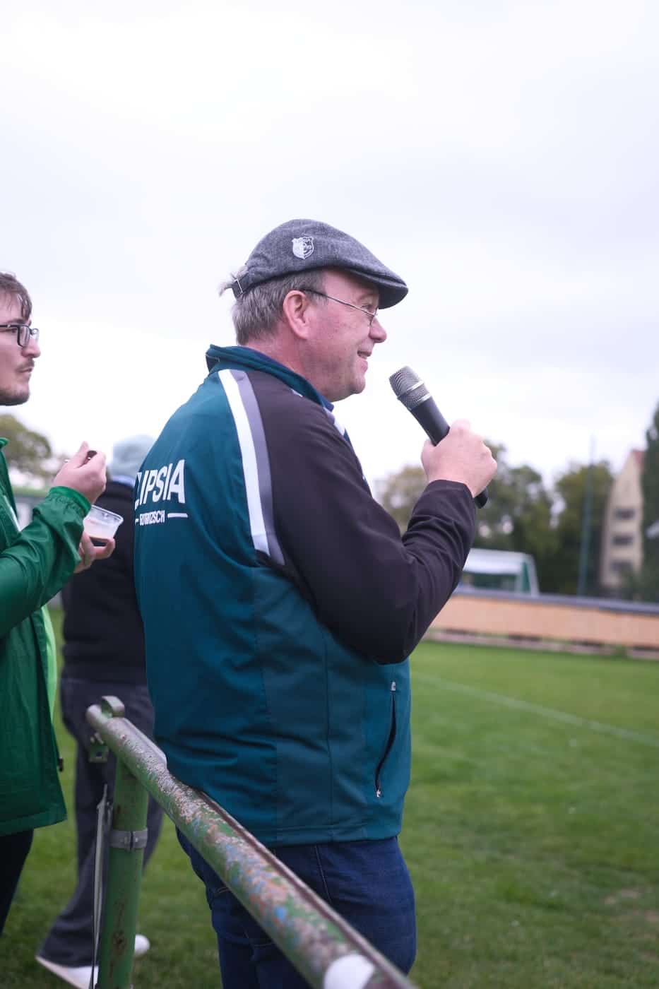 Ansprache mit Mikrofon am Spielfeldrand