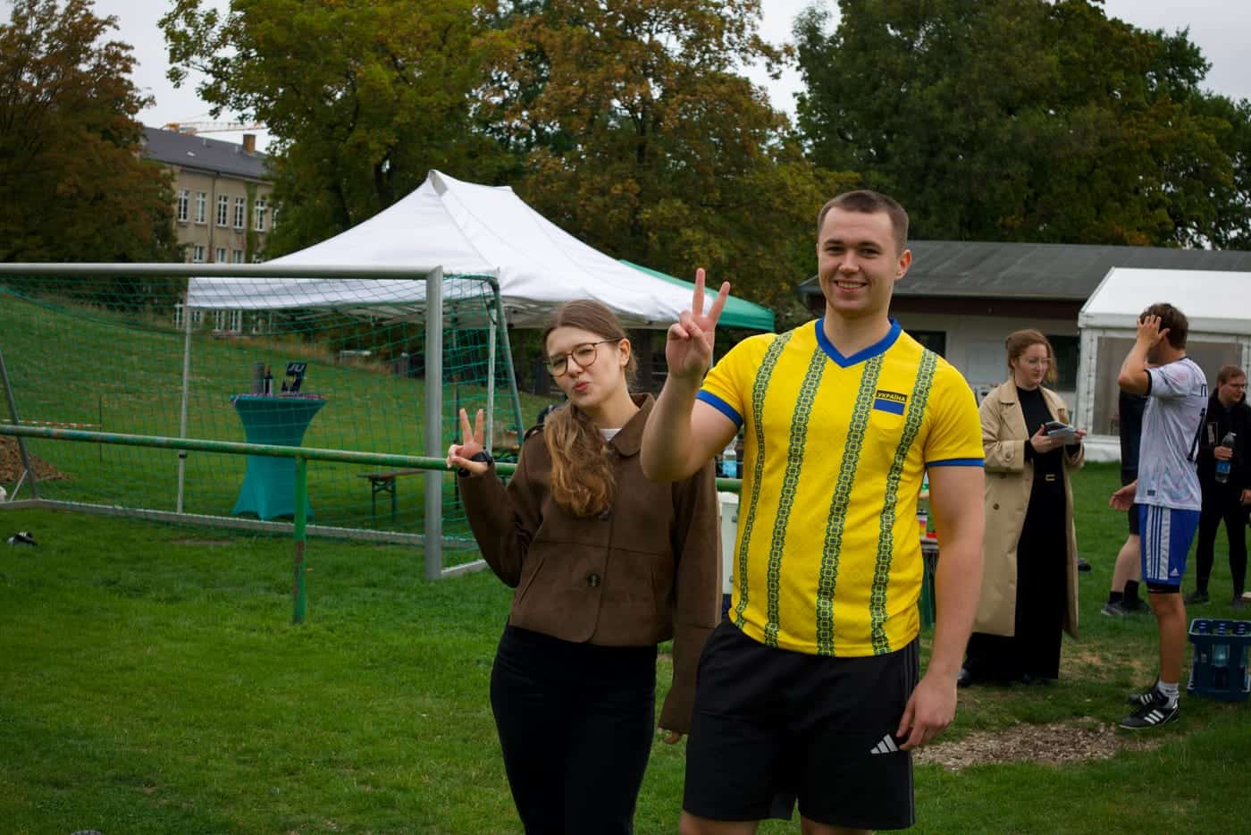 Zwei Personen am Spielfeldrand