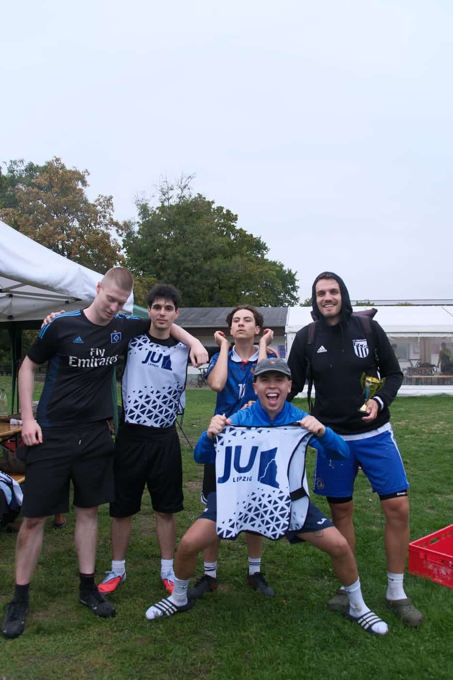 Gruppe mit dem Trikot der JU Leipzig