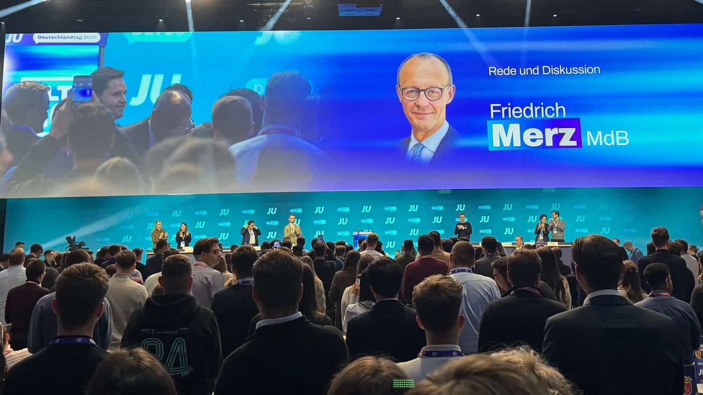 Der Saal beim Auftritt des Bundeskanzlers in Bonn