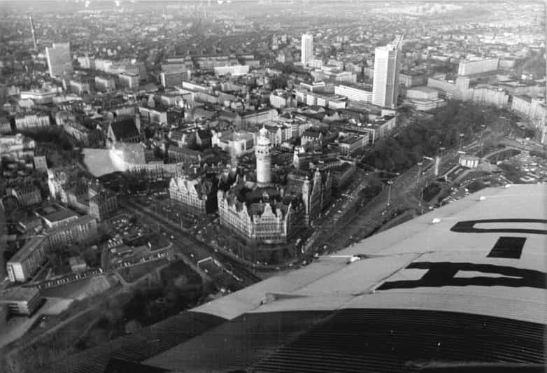 Schwarz-Weiß-Luftaufnahme von Leipzig im März 1990 mit Neuem Rathaus und Universitätshochhaus