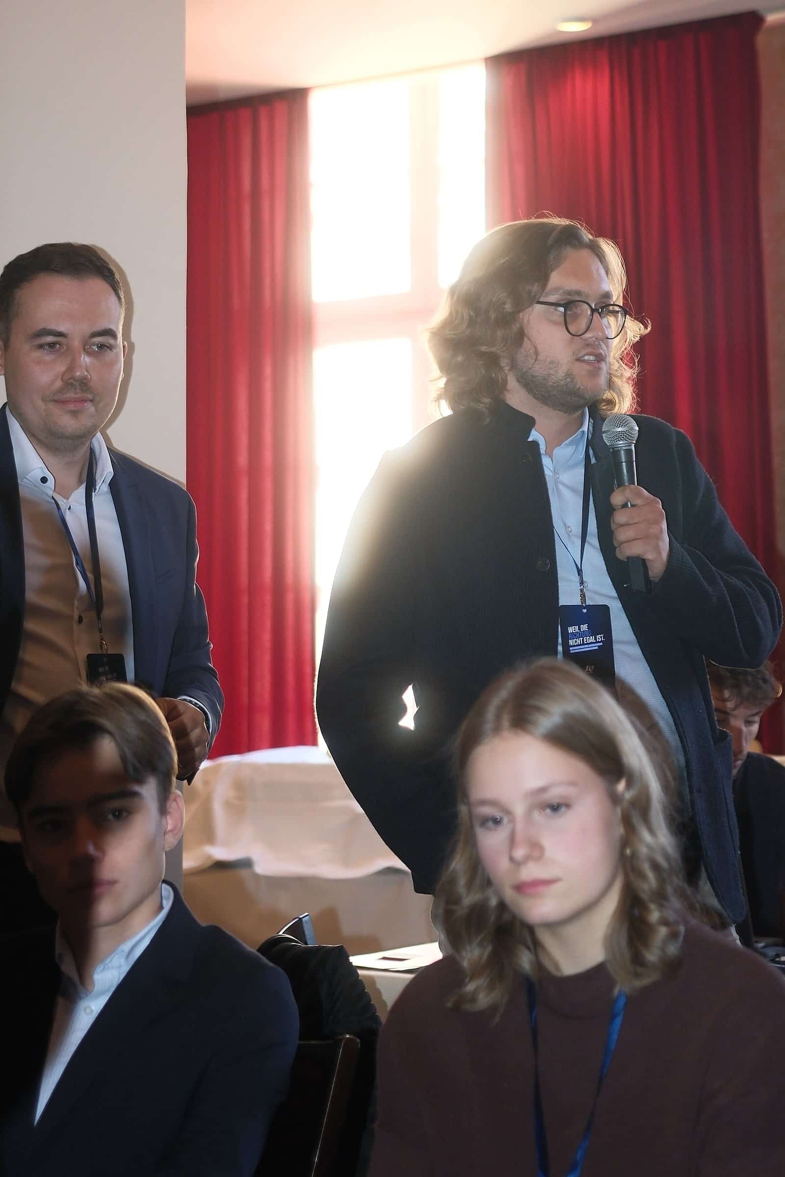 Wortmeldung mit Mikrofon aus dem Saal
