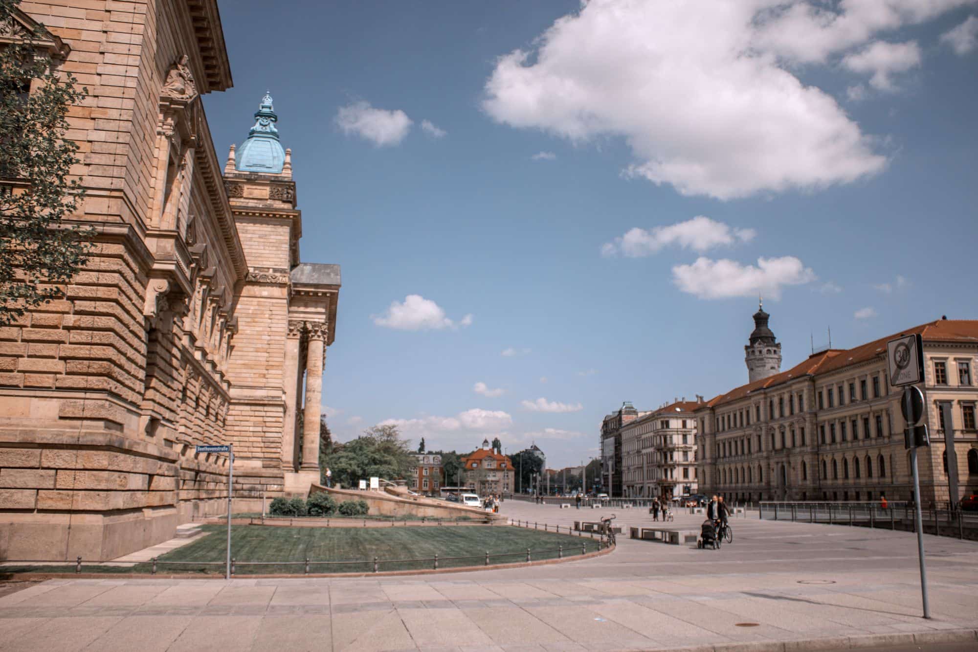 Das Bundesverwaltungsgericht am Simsonplatz in Leipzig, im Hintergrund der Turm des Neuen Rathauses