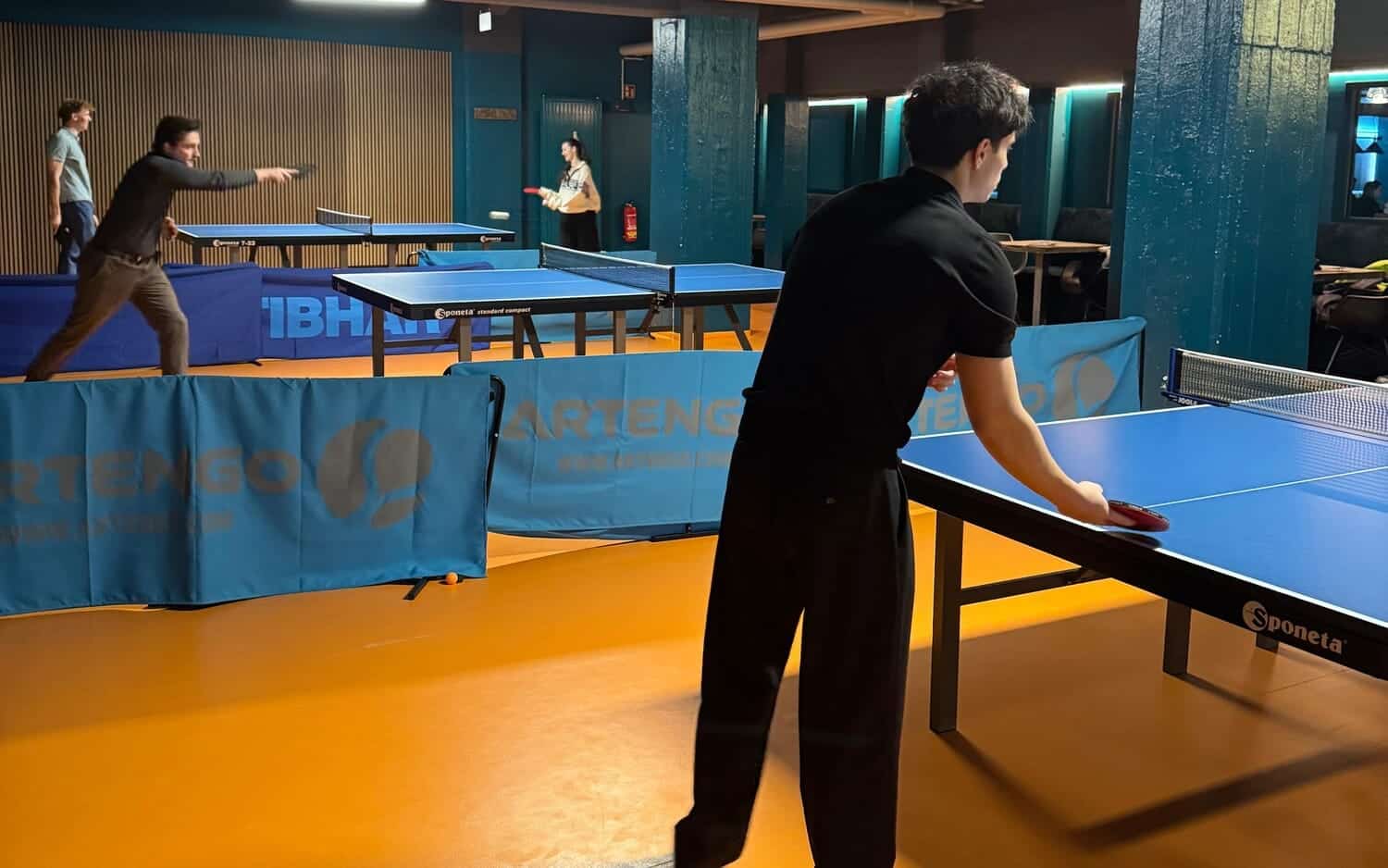 Aufschlag an der Tischtennisplatte