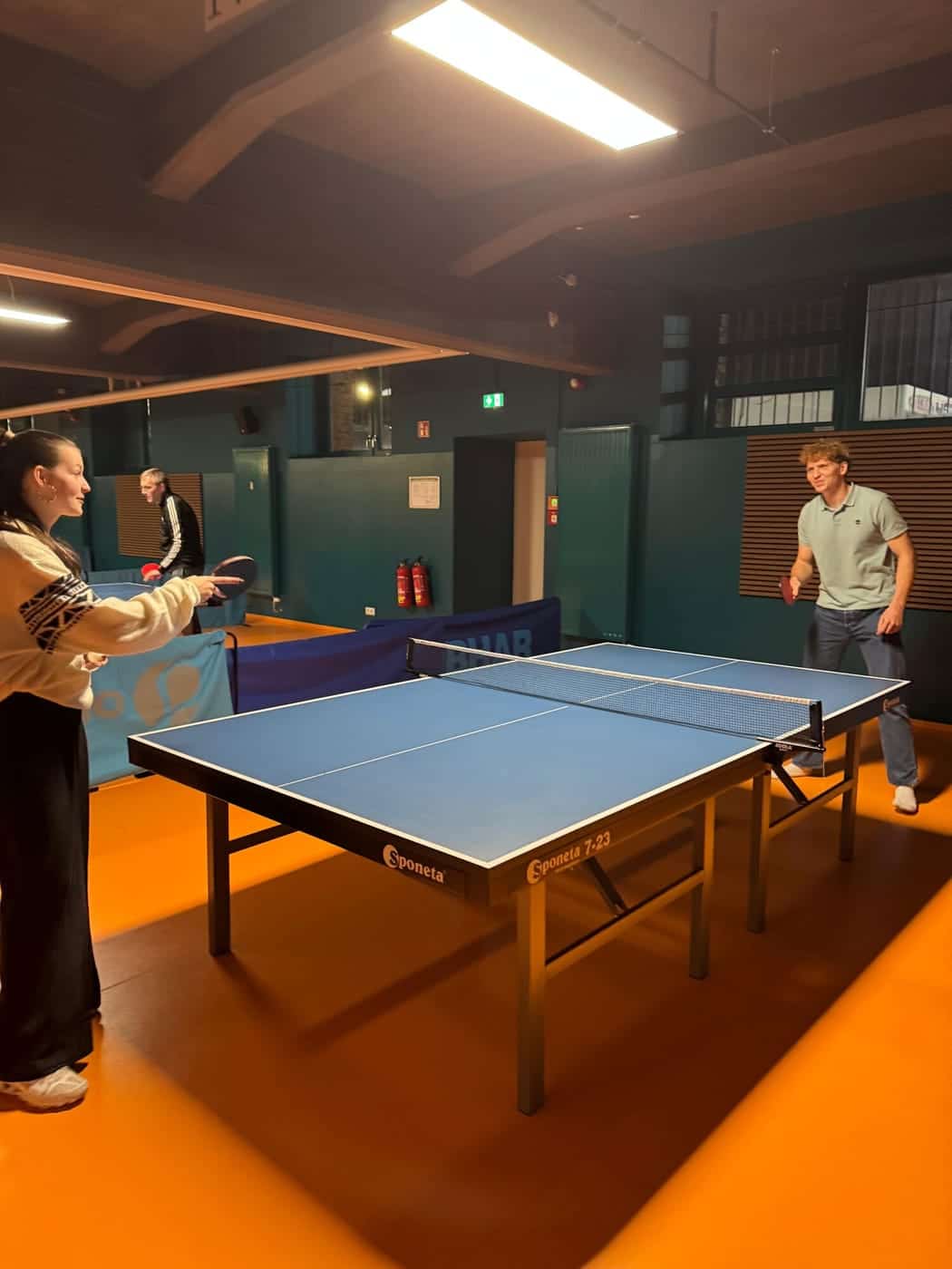 Aufschlag an der Tischtennisplatte