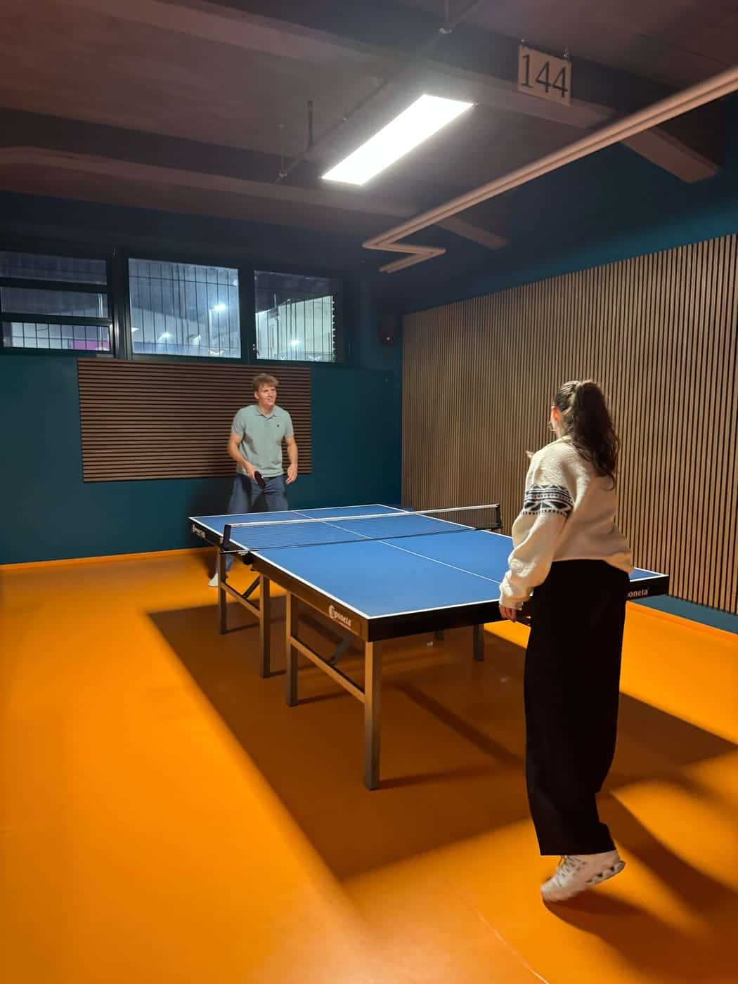 Partie in einer ruhigen Ecke der Halle