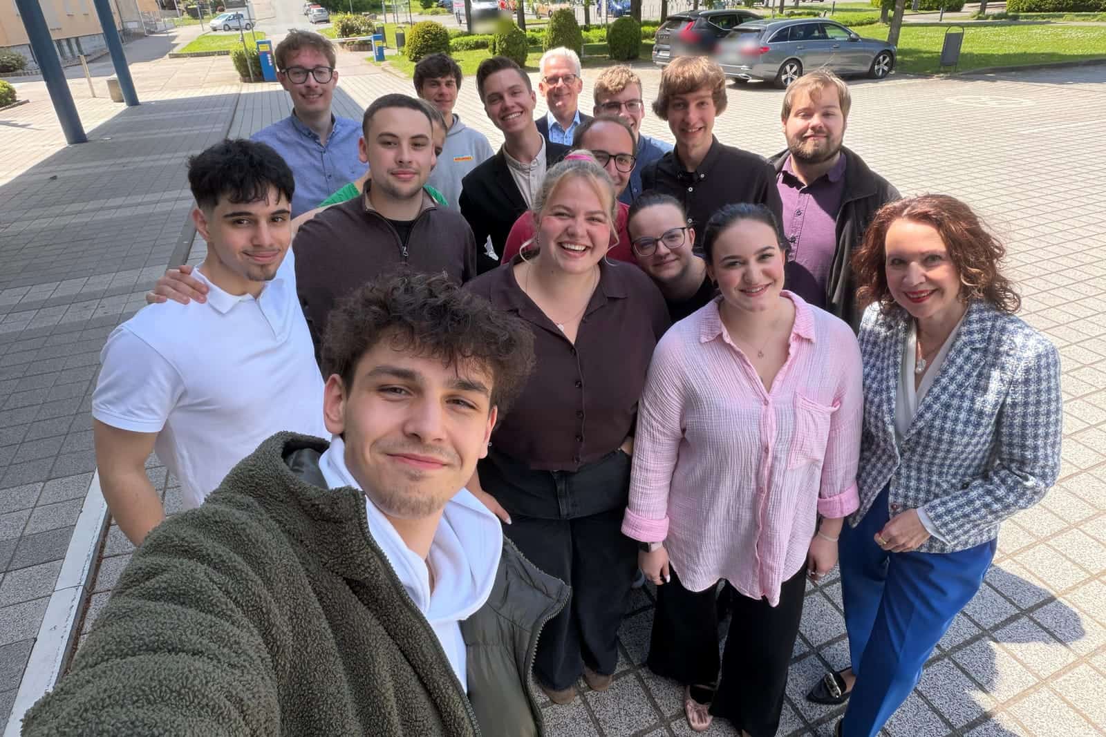 Gruppe der JU-Teilnehmer beim Nachwuchsförderprogramm vor dem Veranstaltungsort