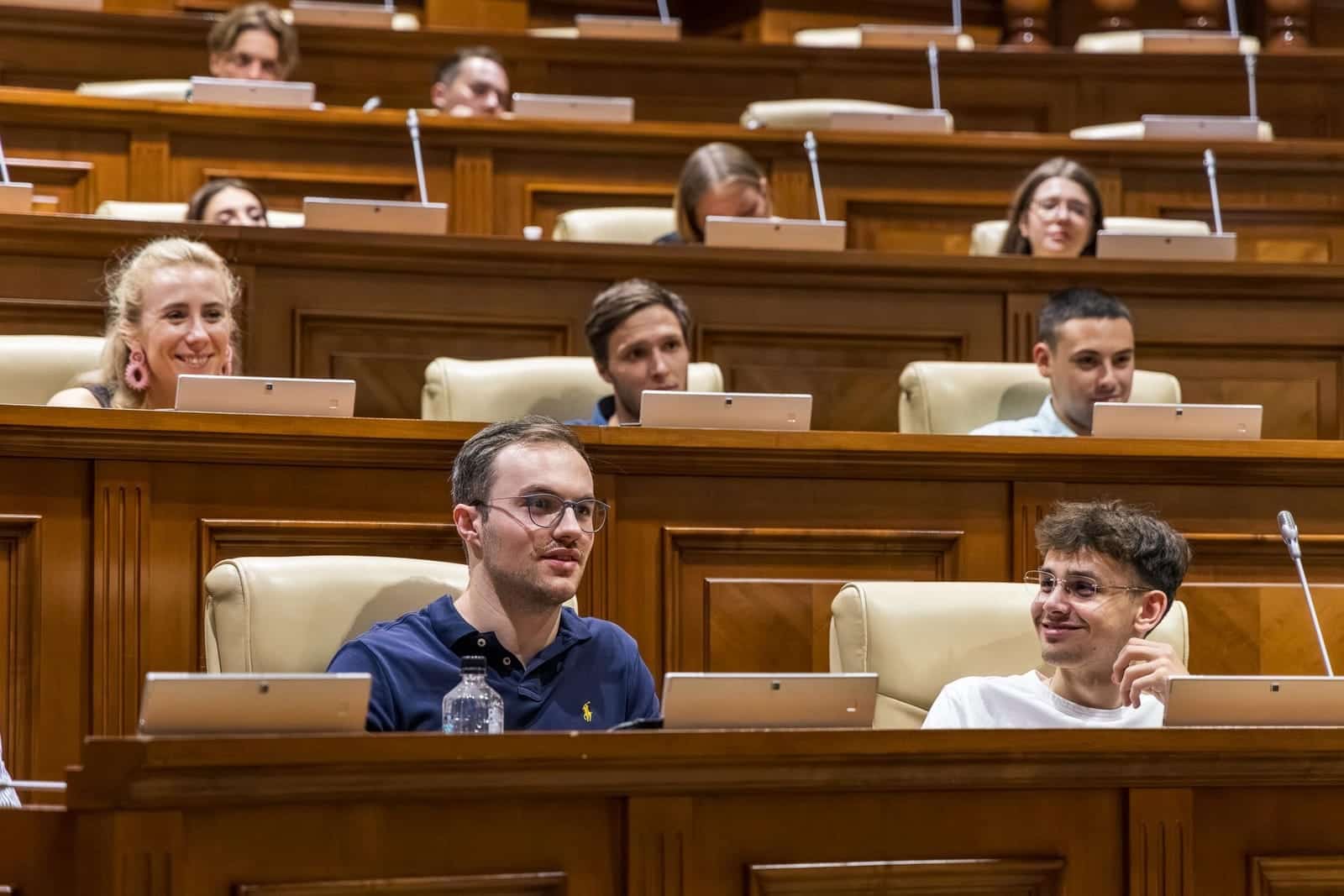 Auf den Abgeordnetenplätzen im Parlament.