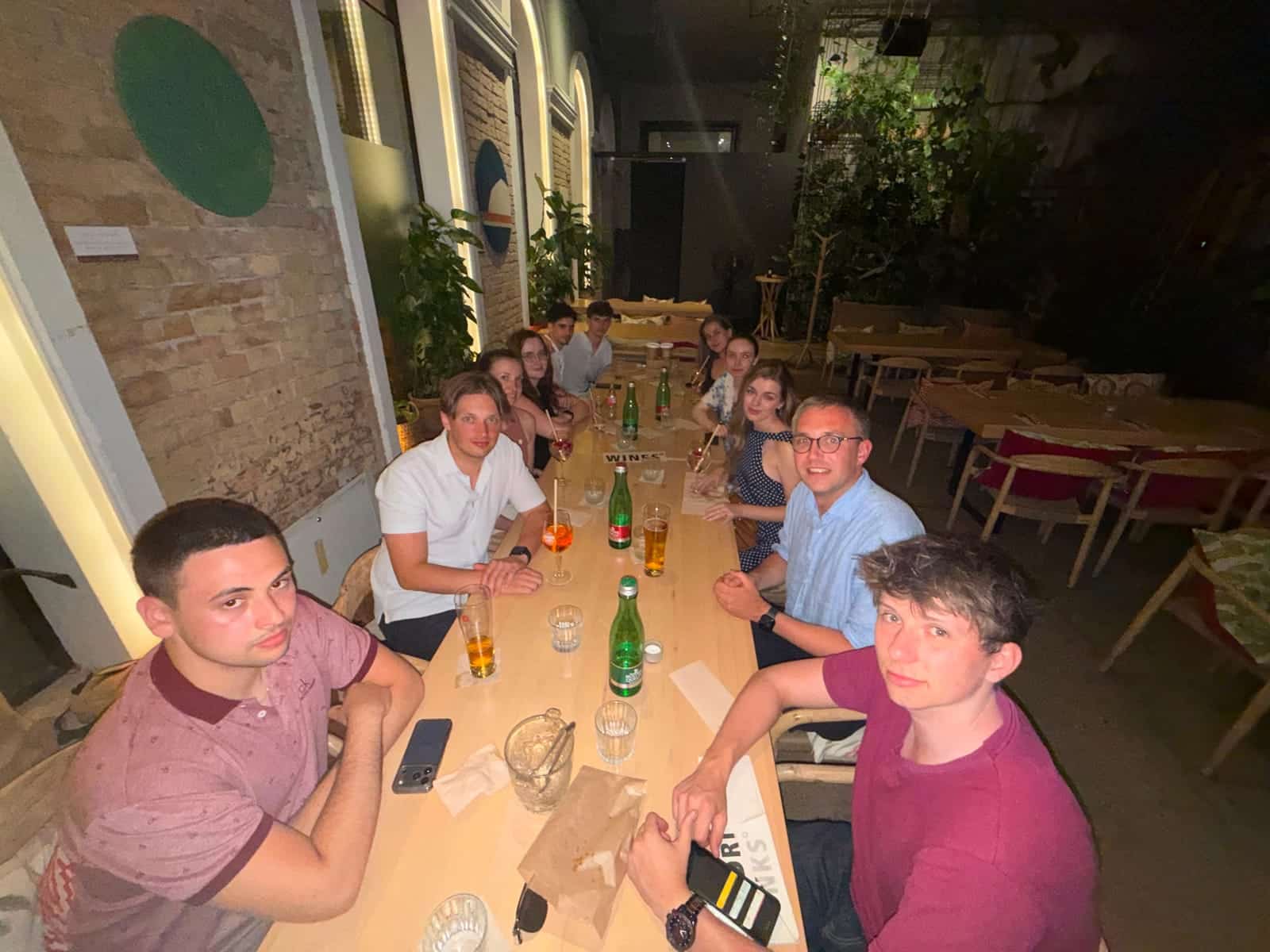 Gemeinsames Abendessen der JU Leipzig in einem Restaurant in Budapest.