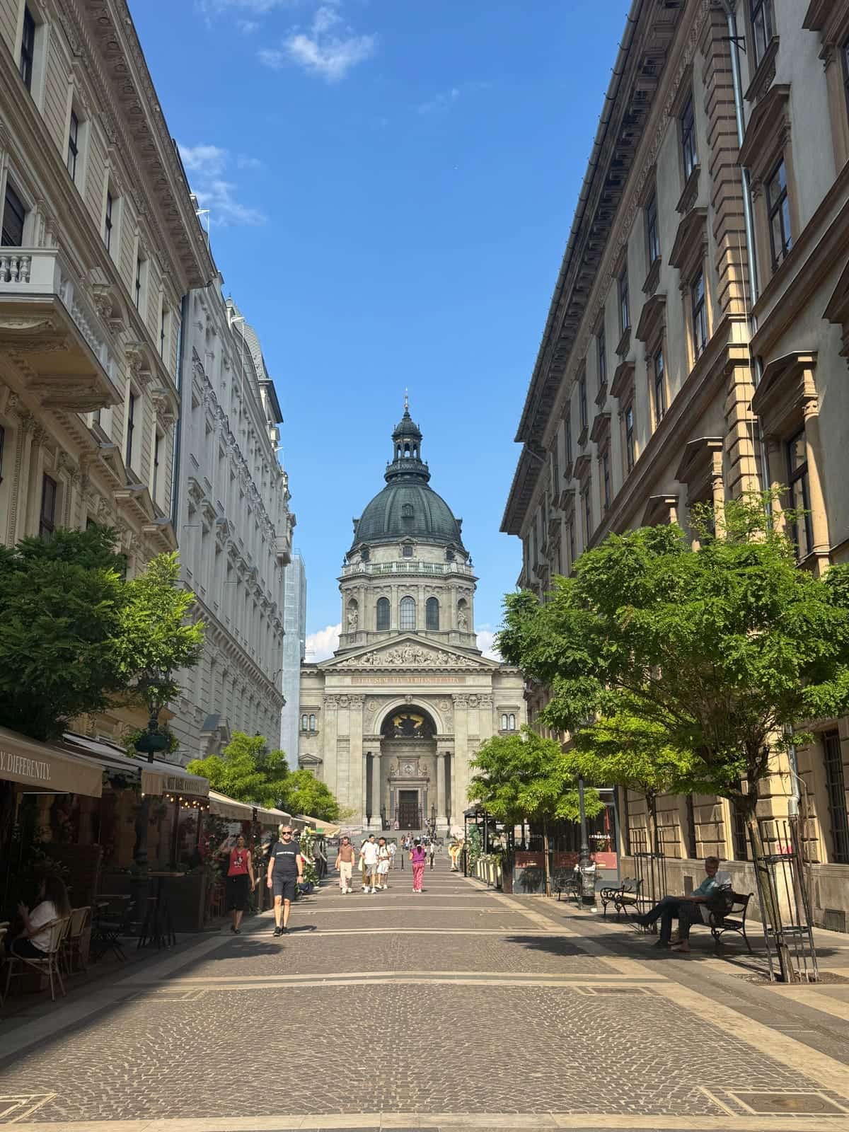 Blick durch eine Straße auf die Kuppel der St.-Stephans-Basilika in Budapest.