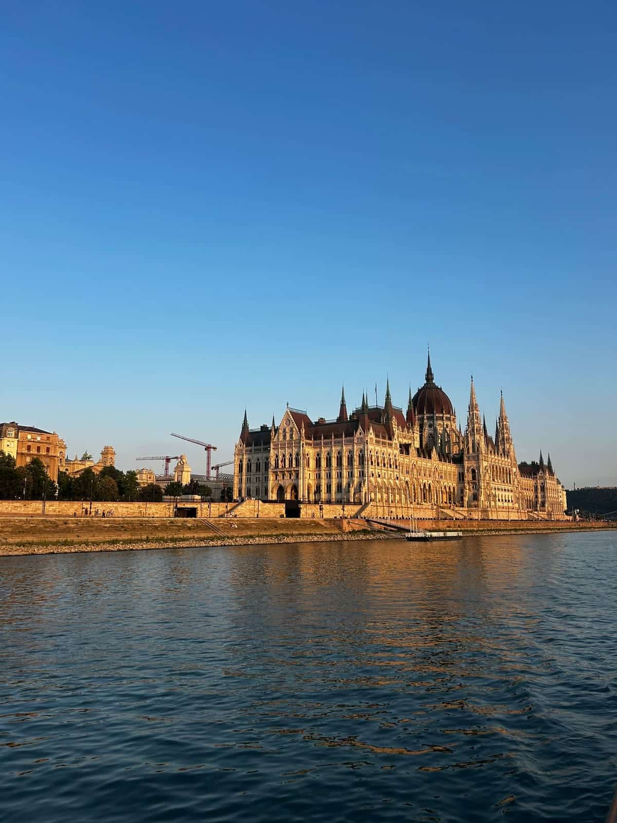 Das ungarische Parlament, von der Donau aus im Abendlicht gesehen.
