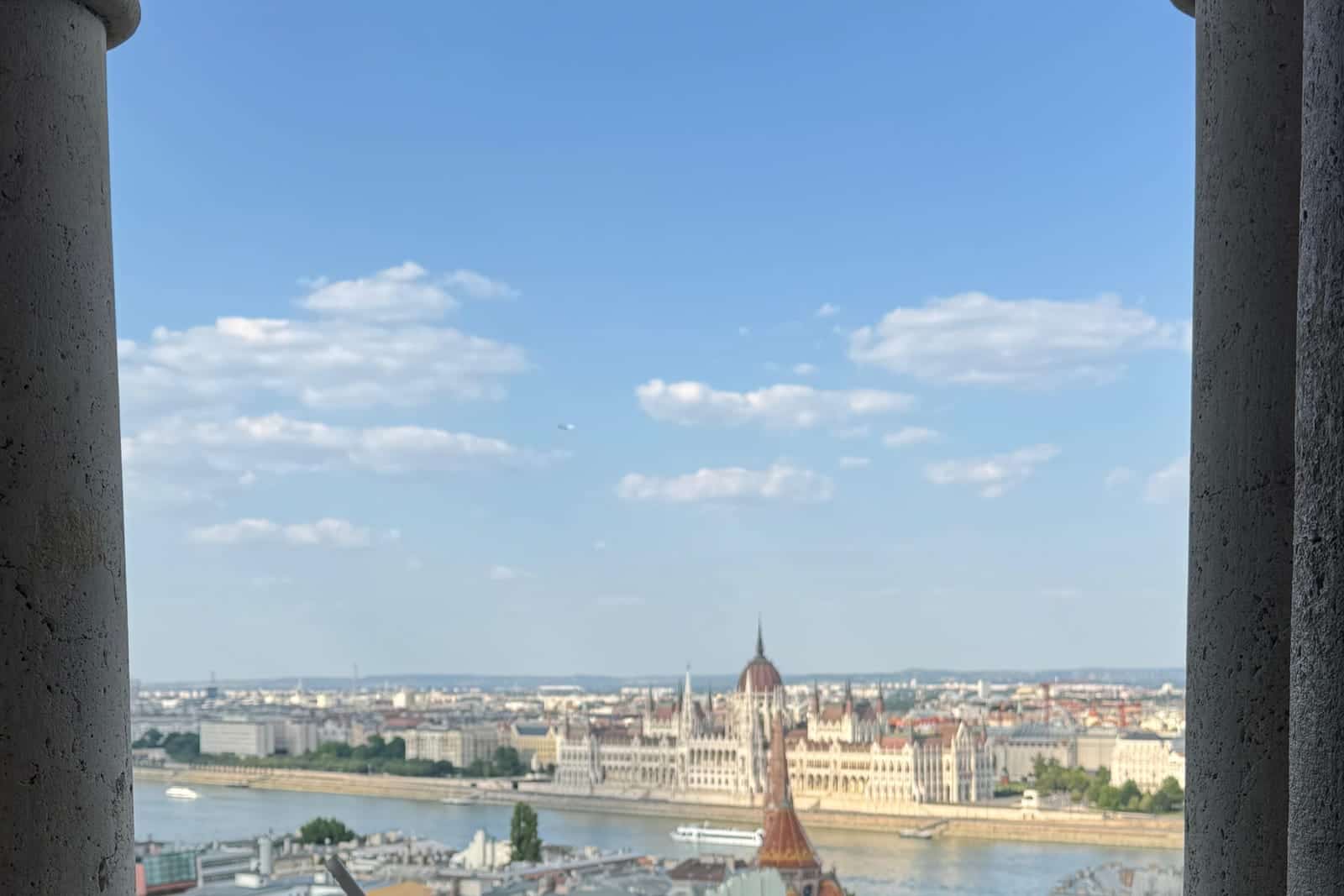 Blick von der Fischerbastei über die Donau auf das ungarische Parlament.