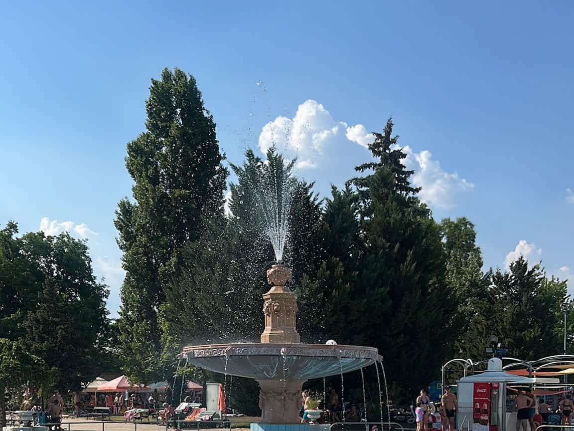 Zierbrunnen in einem Budapester Freibad.