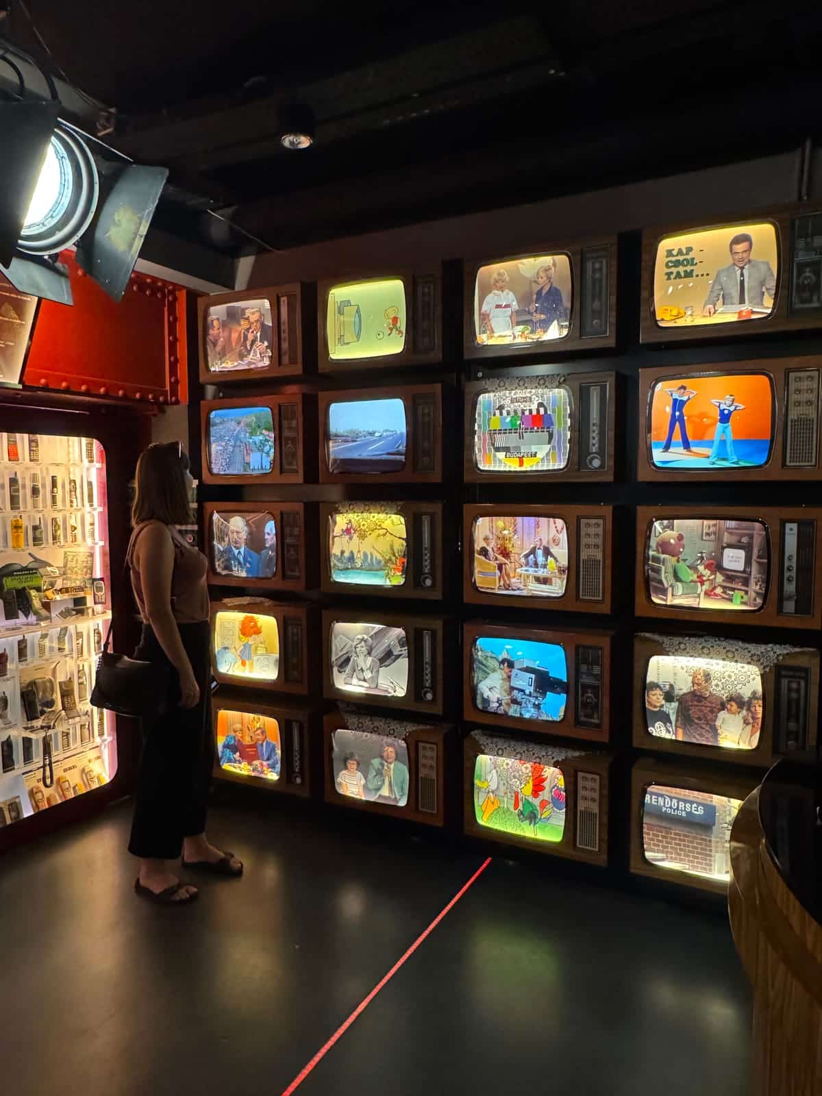 Wand mit historischen Fernsehgeräten im Retro Interactive Museum in Budapest.
