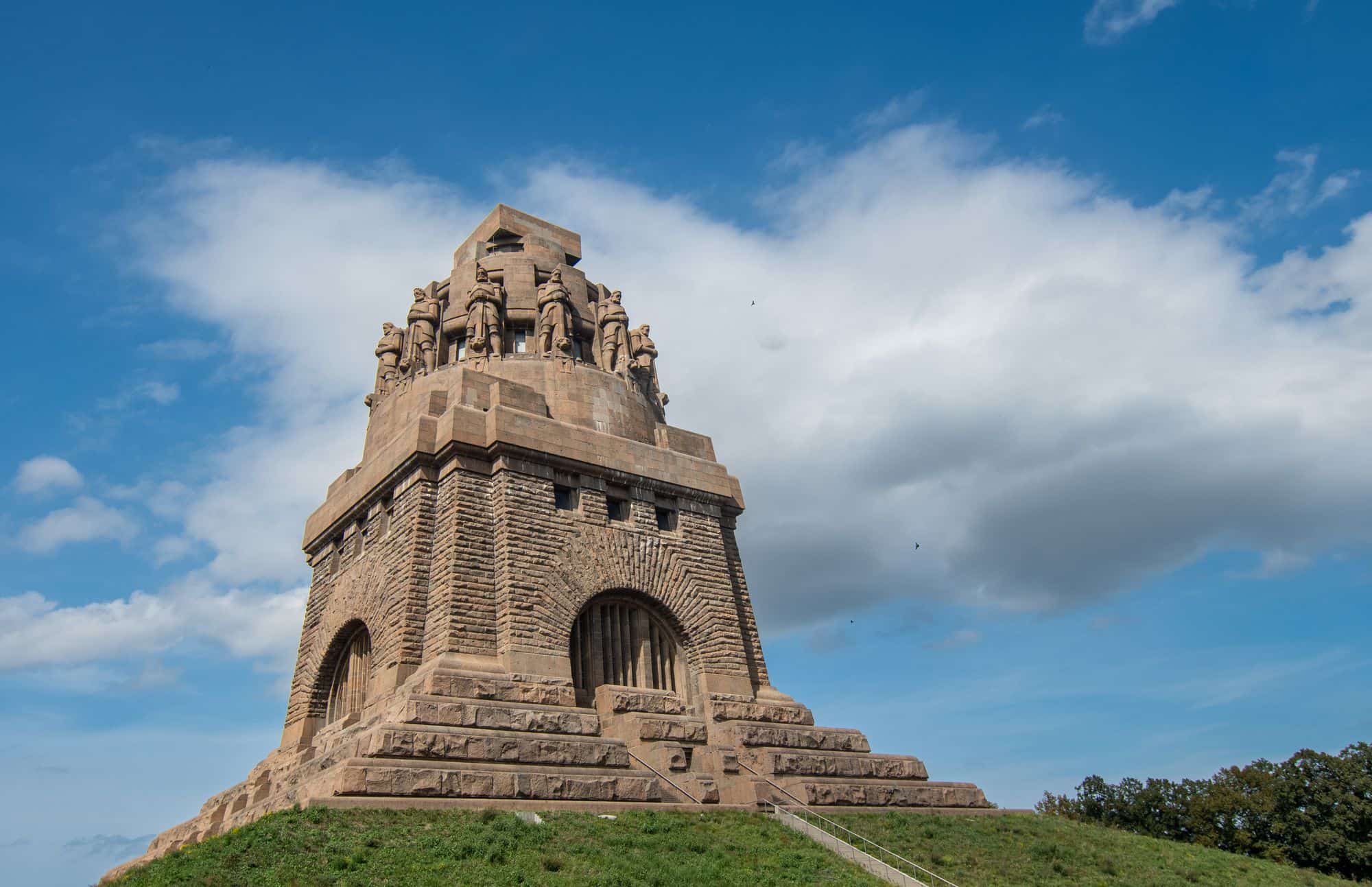 Das Völkerschlachtdenkmal in Leipzig unter blauem Himmel, vom Fuß der Anlage aus gesehen