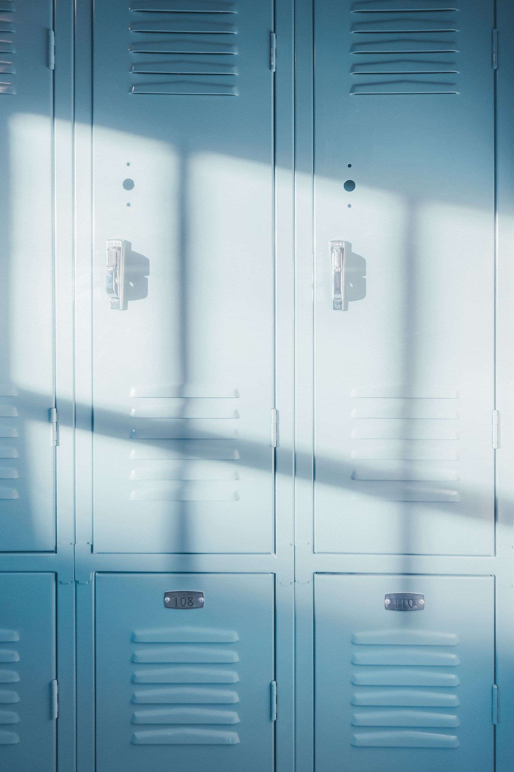 Hellblaue Schulspinde im Streiflicht